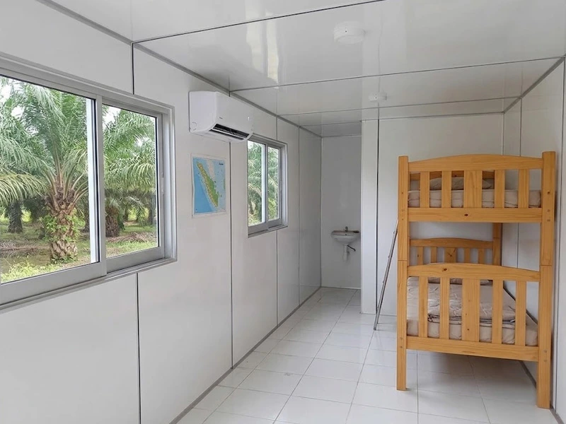 Interior mess karyawan dengan 4 tempat tidur susun yang nyaman
