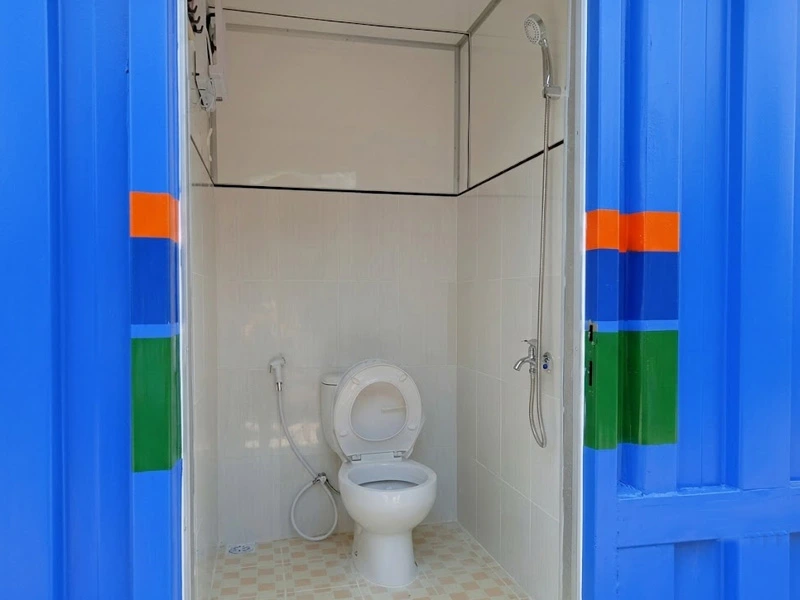Fasilitas kamar mandi bersih di dalam mess karyawan container